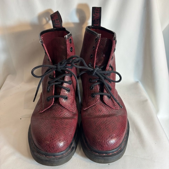 DR MARTENS Sz 8 Red Lace-Up Boots Embossed Snake Print Pattern 8 Eyelet - Picture 2 of 11
